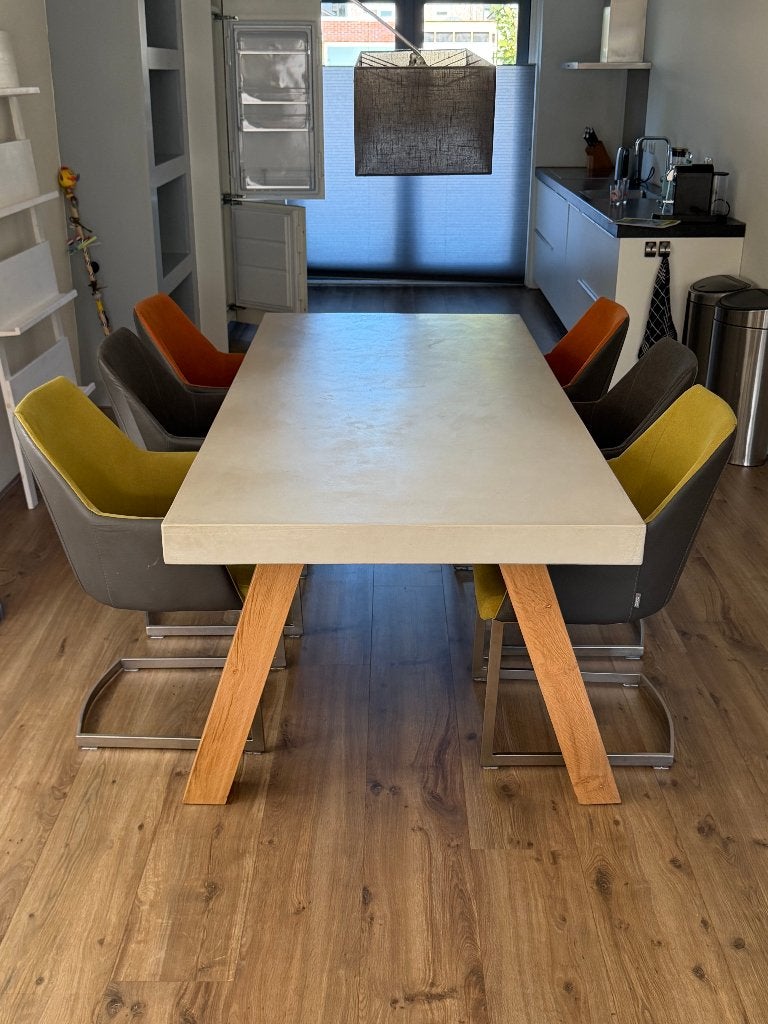 Eettafel betonlook, 200 cm of meer, Zo goed als nieuw, Vijf personen of meer, Eikenhout