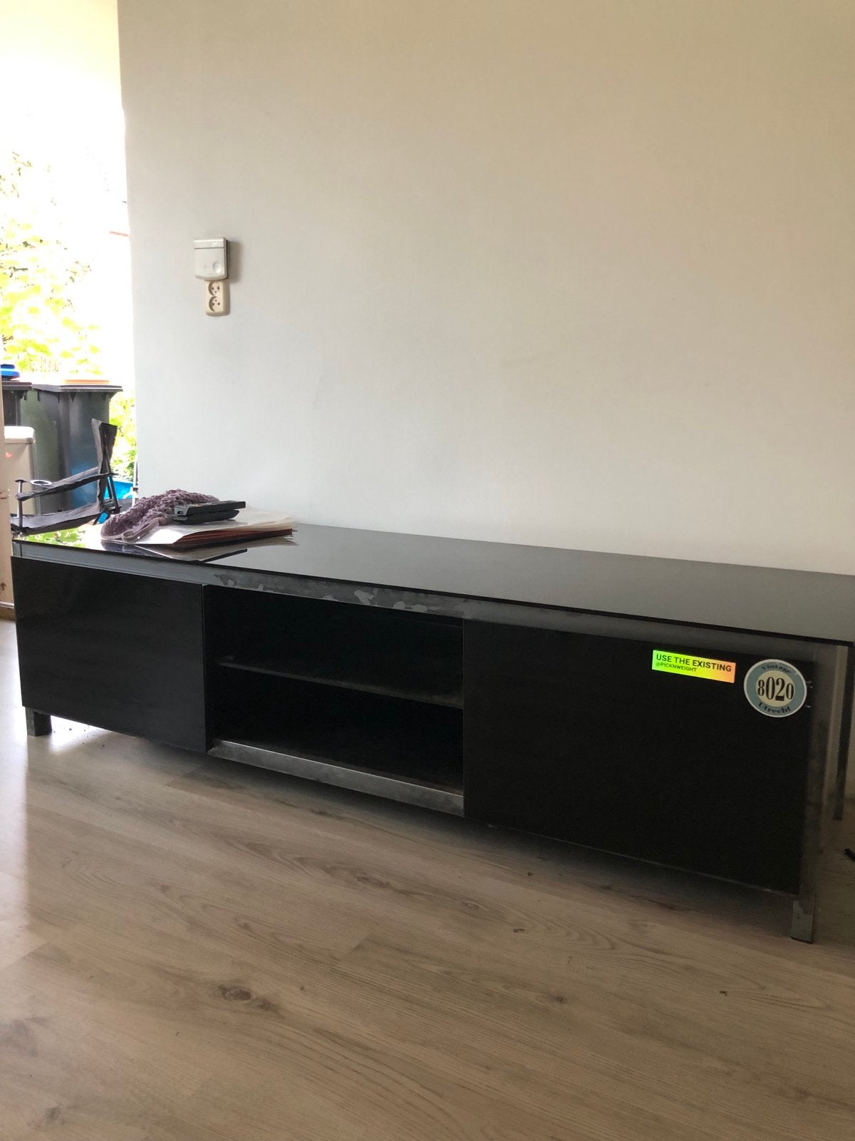 Zwart TV-meubel met glazen blad en opbergruimte, Ophalen, Gebruikt, 150 tot 200 cm, Glas