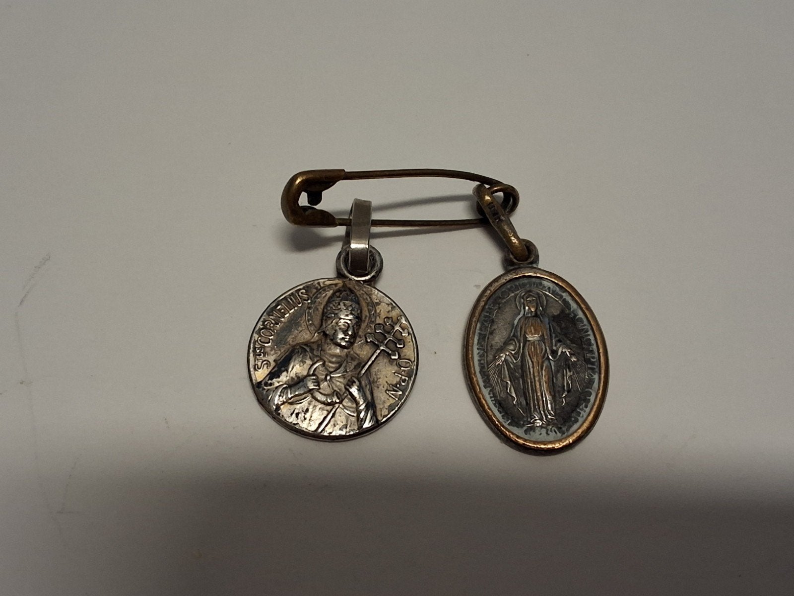 Antieke Katholieke Devotiemedailles: St. Cornelius & Maria, Ophalen of Verzenden