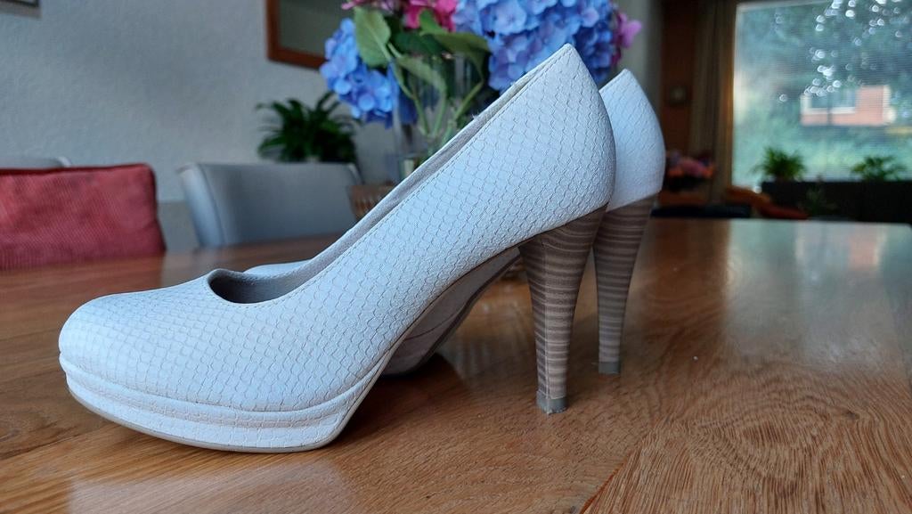 Tamaris pumps, maat 37, crème wit. Slangenhuid leer., Kleding | Dames, Schoenen, Tamaris, Pumps, Wit, Ophalen of Verzenden