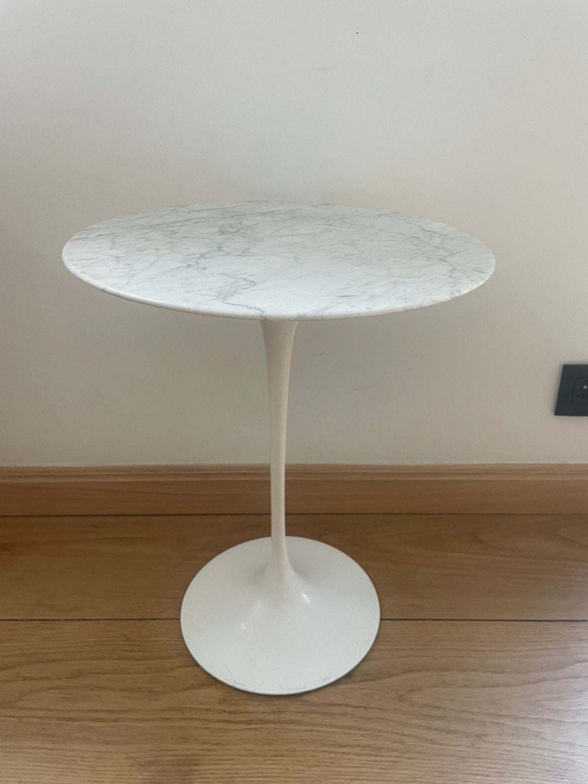 Knoll Saarinen Bijzettafel Tulip met Stampel, Minder dan 55 cm, Rond, Zo goed als nieuw, Ophalen