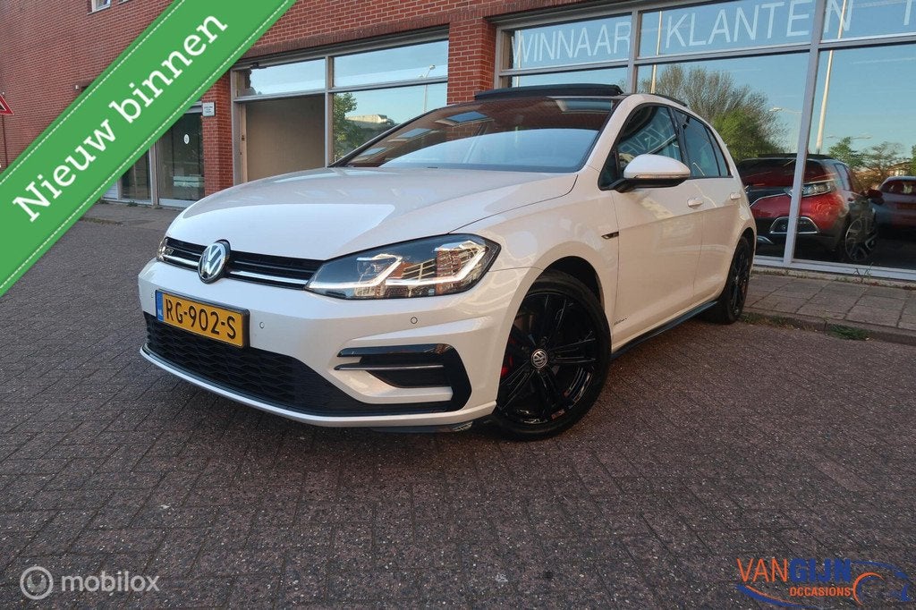 Volkswagen Golf 1.5 TSI R-line Pano Carplay virtual cockpit, 4 cilinders, 150 pk, Alcantara, Wit