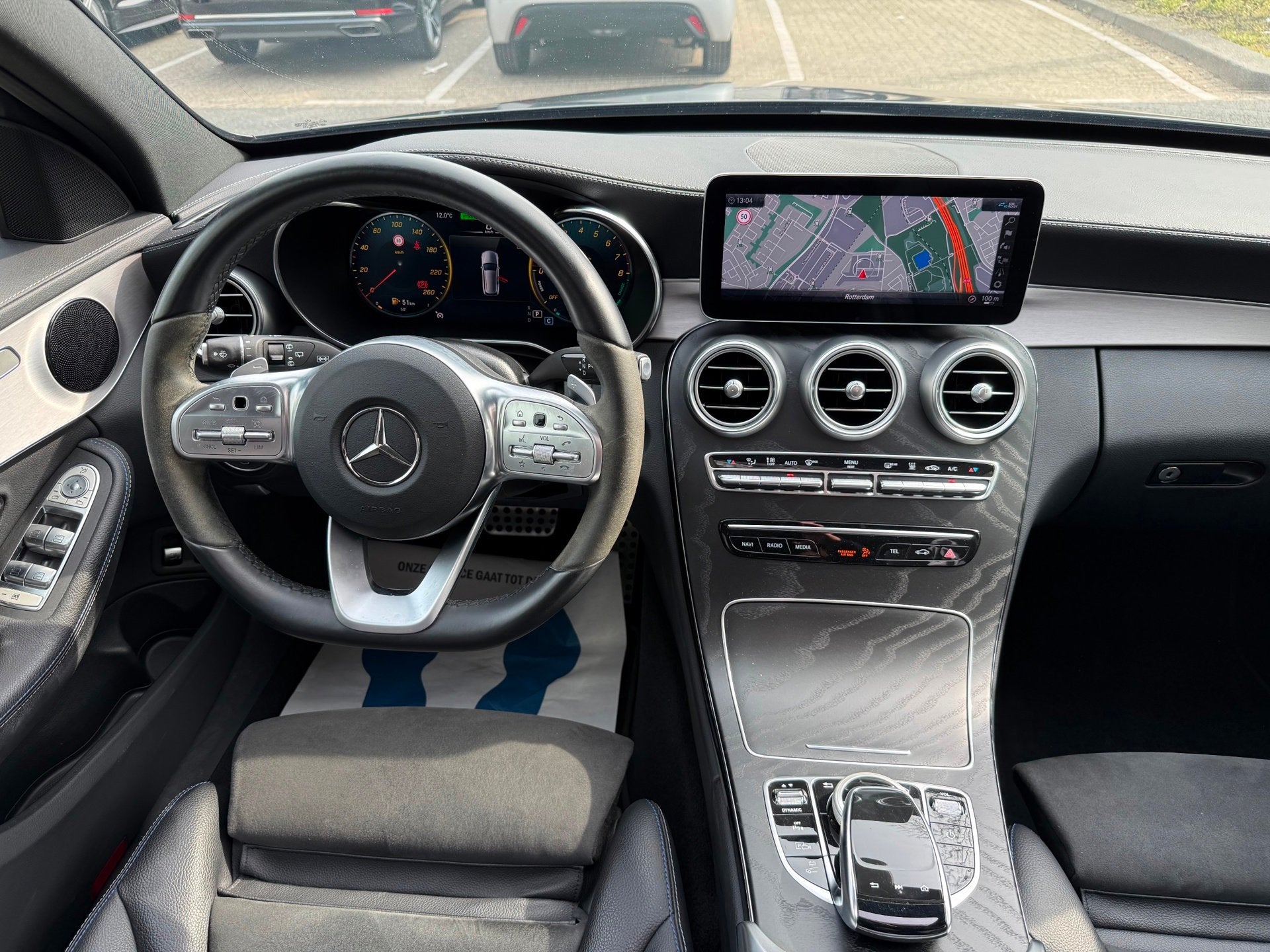 Mercedes-Benz C-klasse Estate 300 e AMG 360º/LEER/NAVI/PANO, Achterwielaandrijving, Hybride Elektrisch/Benzine, 13 kWh, 111 €/maand