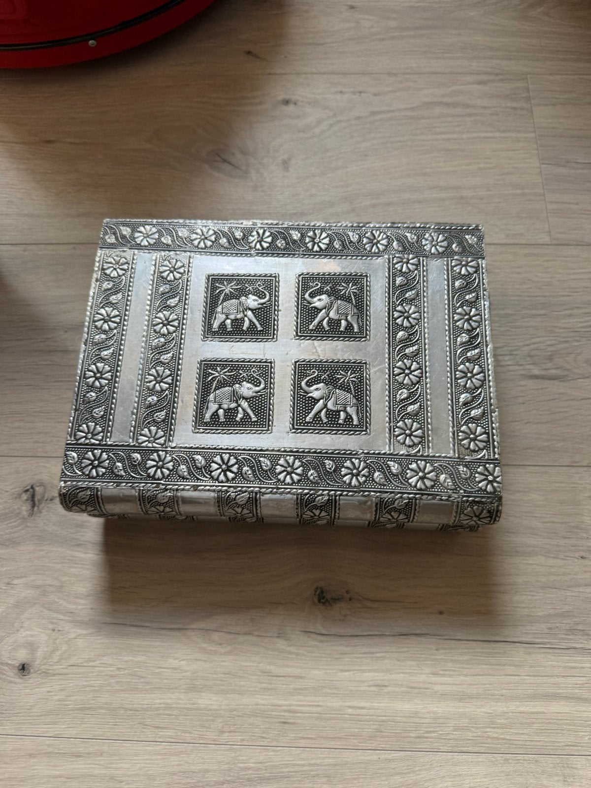 Zilverkleurige sieradendoos met olifanten en spiegeltjes, Ophalen of Verzenden, Grijs, Hardcase, Zo goed als nieuw