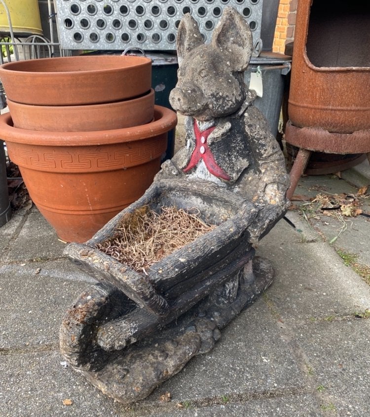 Vintage engels betonnen tuinbeeld varken met kruiwagen, Ophalen
