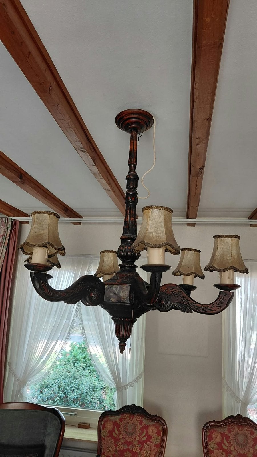 Antieke houten hanglamp met  6 armen en stoffen kappen, Ophalen