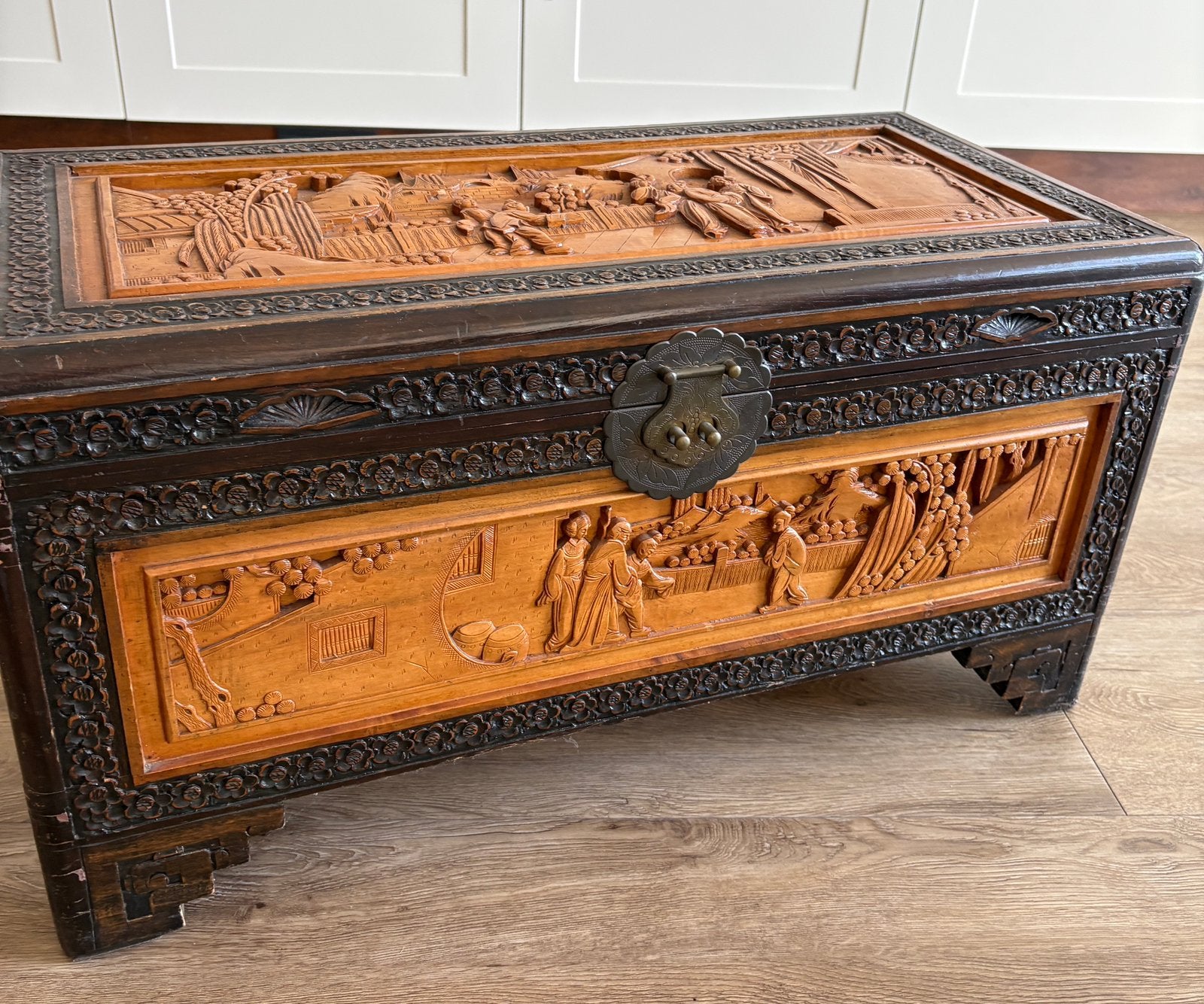 "Antieke Chinese kamferhouten dekenkist met houtsnijwerk., Ophalen, Gebruikt, Minder dan 50 cm, 5 – 50