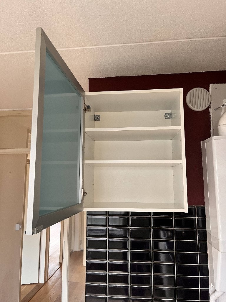 Foto 4 van IKEA bovenkast met blauw getinte matglazen deur – 60 cm
