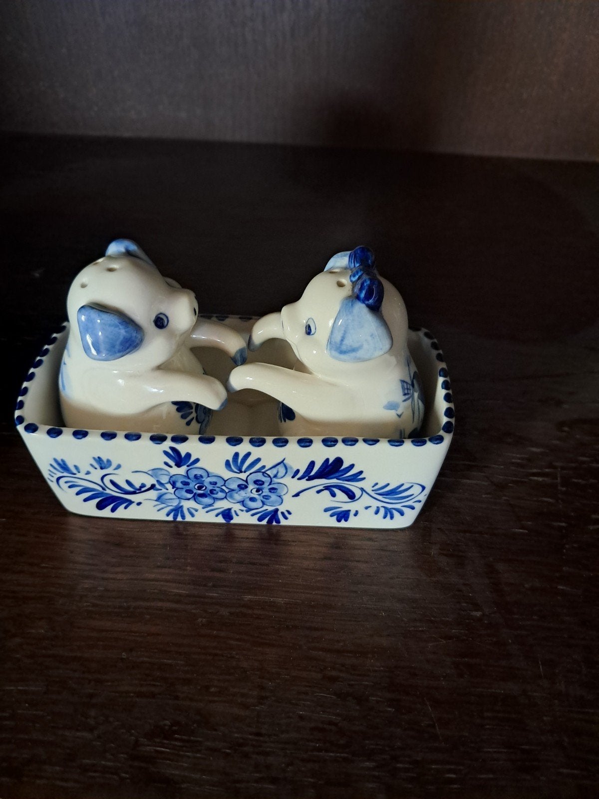 Delfts Blauw Zout- en Peperstel Varkentjes in Bakje, Antiek en Kunst, Ophalen