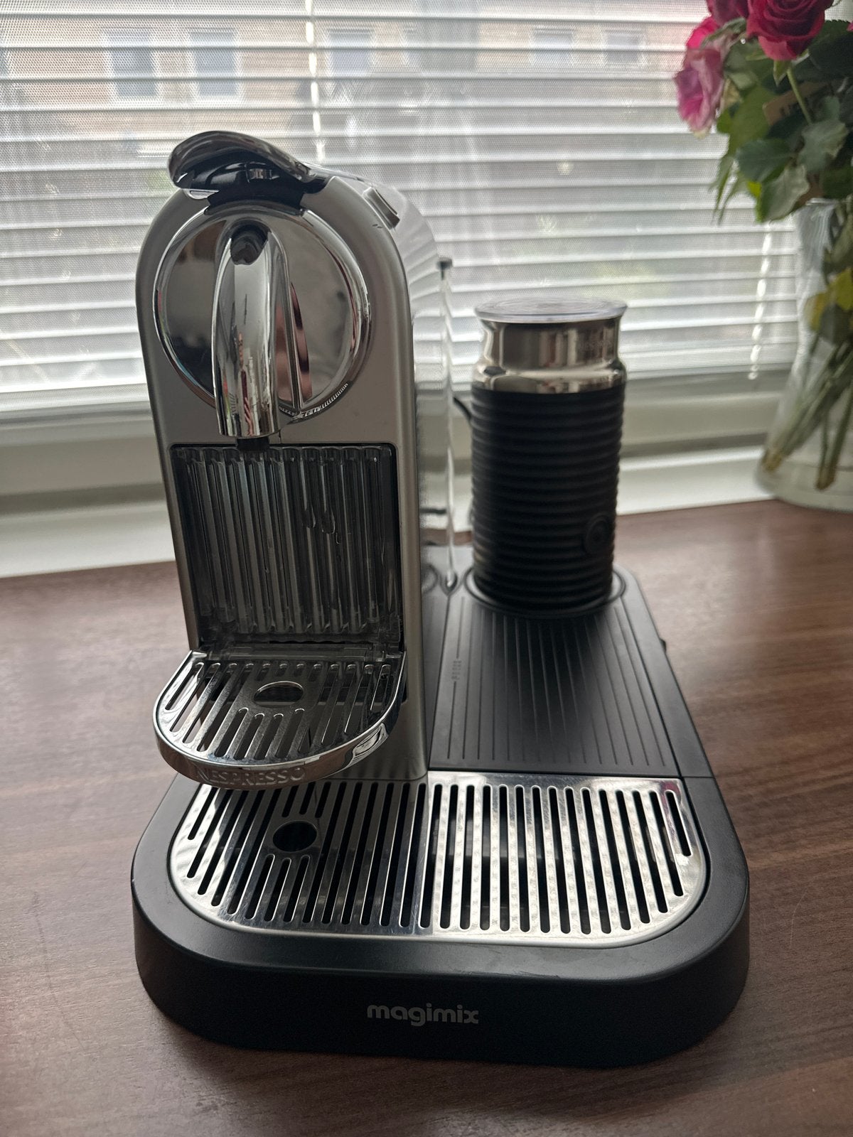 Nespresso Magimix koffieapparaat met melkopschuimer, Koffiepads en cups, Gebruikt, Espresso apparaat, 1 kopje