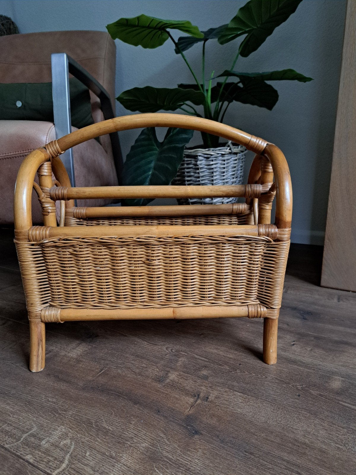 Vintage rotan lectuurbak met hartvormig details 45-45-26,5cm, Met handvat, Gebruikt, Natuurlijk materiaal, Lectuurbak