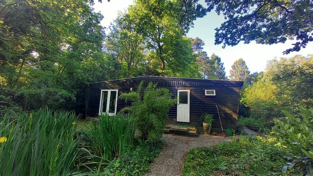 Mooie donker houten chalet om op te knappen., Caravans en Kamperen, Tot en met 4