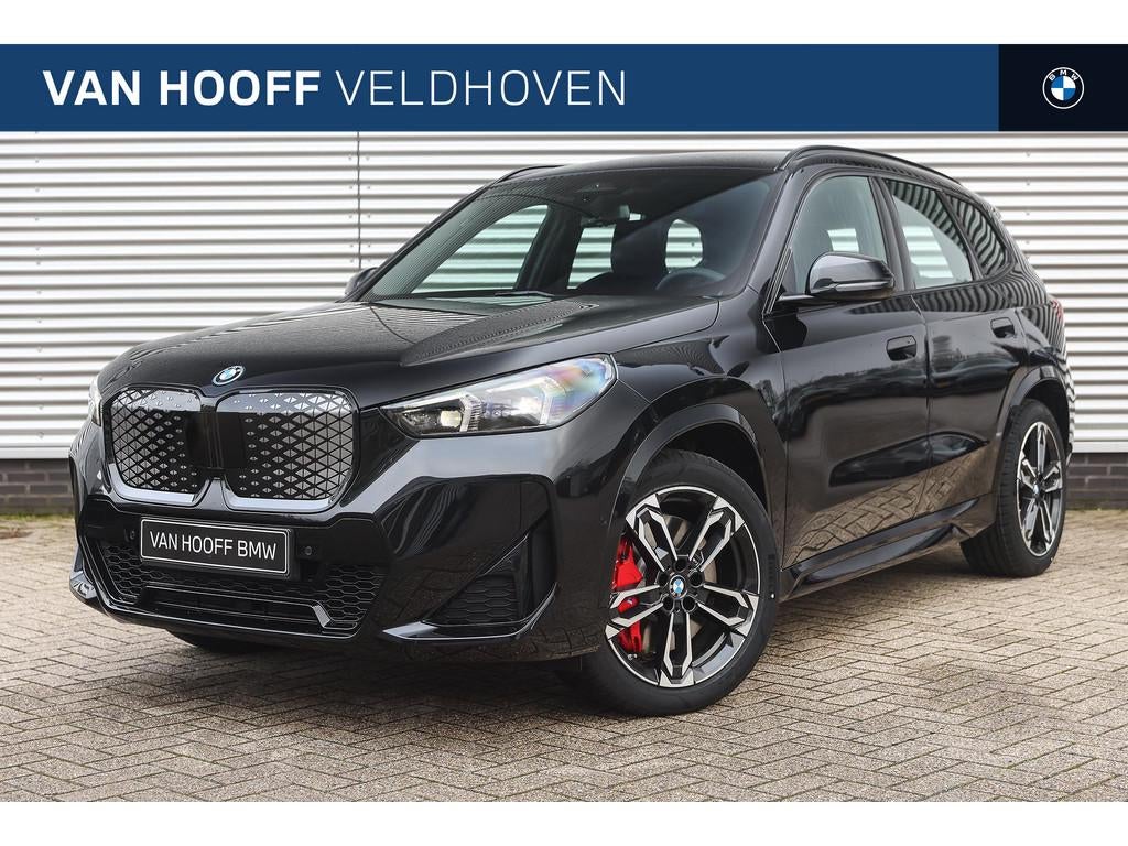 BMW iX1 eDrive20 M Sport / Trekhaak / Sportstoelen / Achteru, Zwart, Zwart, Metallic lak, Nieuw
