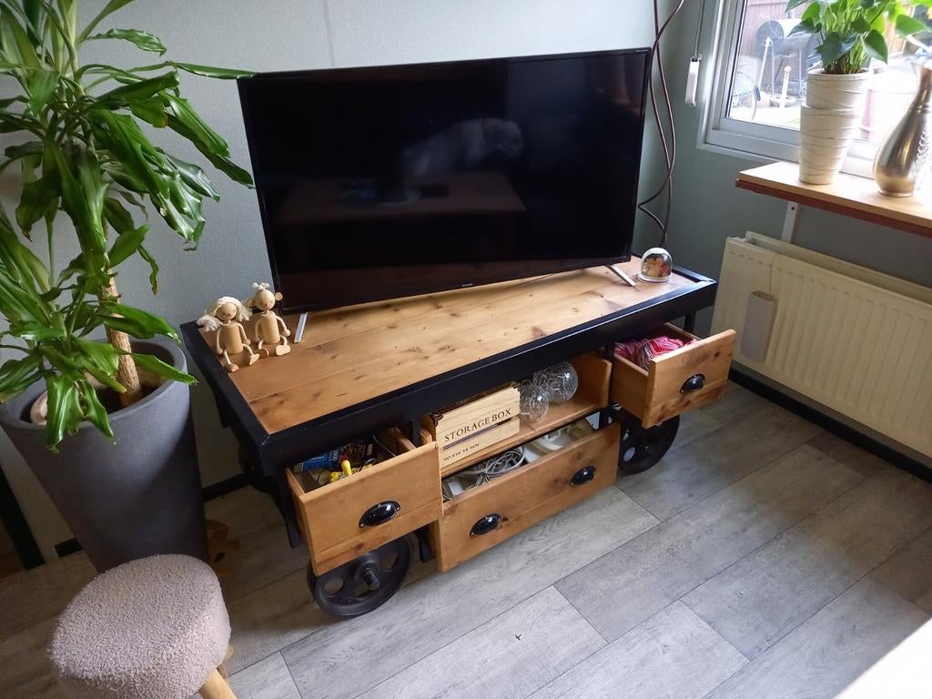 Industriele Tv kast, Ophalen