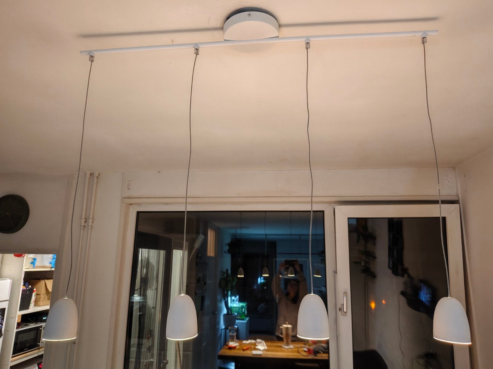 Moderne hanglamp met 4 witte kappen, Ophalen, E14 (klein), Zo goed als nieuw, Metaal