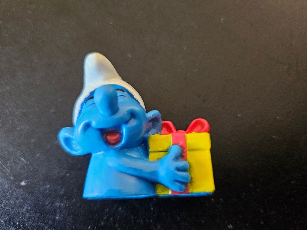 Lachende Smurf met cadeau - Vintage Smurfen figuur, Verzamelen, Ophalen of Verzenden, Gebruikt, Overige Smurfen, Poppetje, Figuurtje of Knuffel