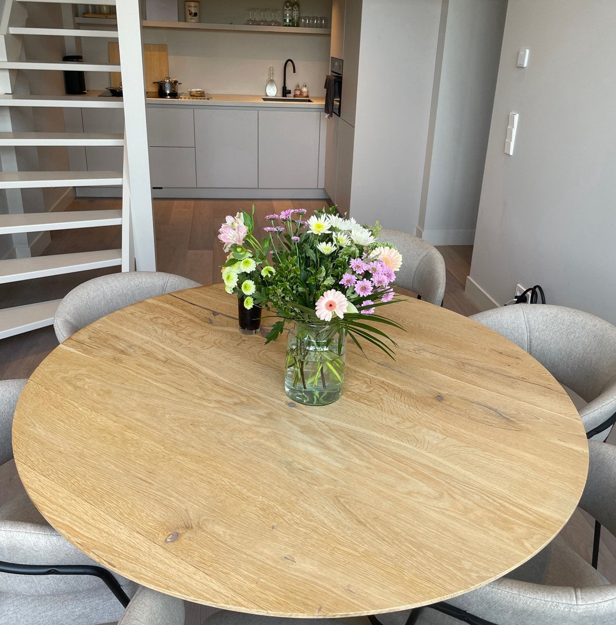 Foto 5 van Ronde eikenhouten eettafel Ø130 cm - zwart metalen onderstel