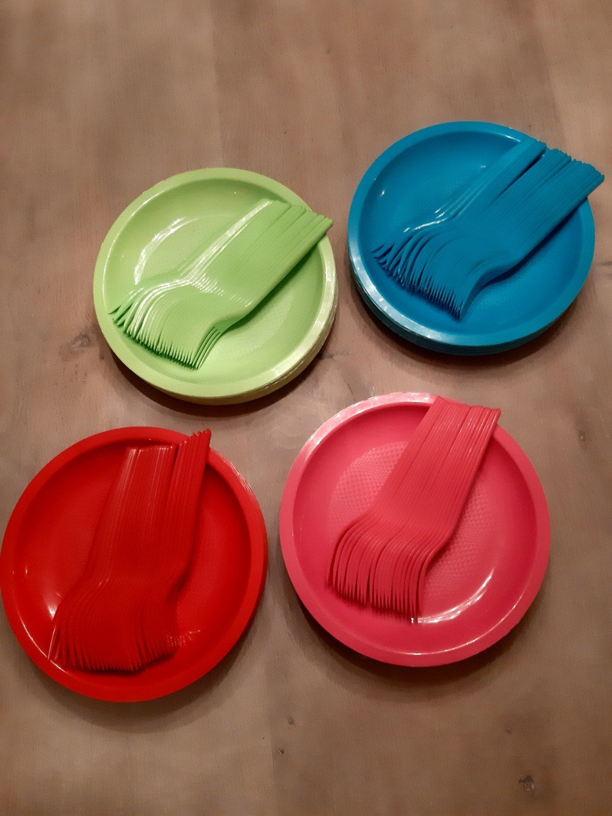 Kleurrijke plastic vorken en borden set 80 bordjes en vorken, Kunststof, Los bestek, Nieuw, Ophalen of Verzenden