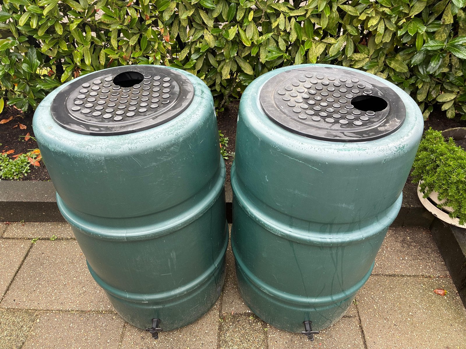 Te koop 2 groene Harcostar 227 liter regentonnen, Ophalen, Kunststof, Gebruikt, Met kraantje
