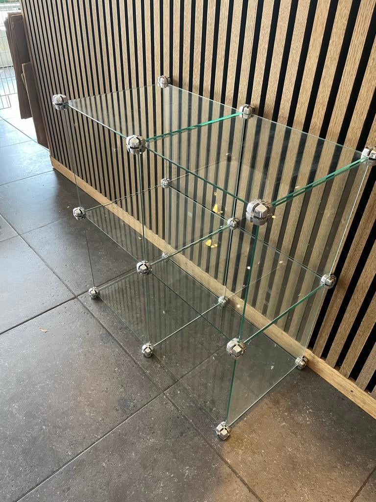 Glazen kast met verstelbare zilverkleurige hoeken, Ophalen, Met plank(en), Gebruikt, 50 tot 100 cm
