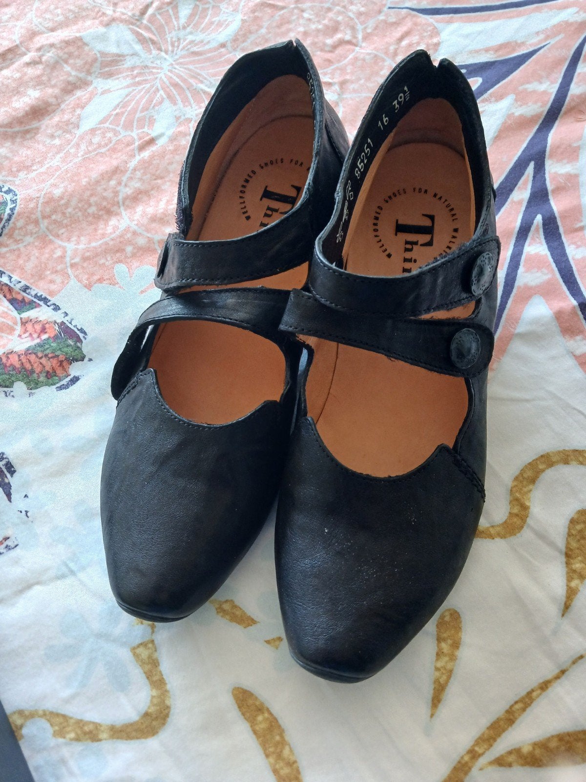 prachtige schoenen van think  39/half, Kleding | Dames, Schoenen, Pumps, Zwart, Ophalen of Verzenden, Zo goed als nieuw