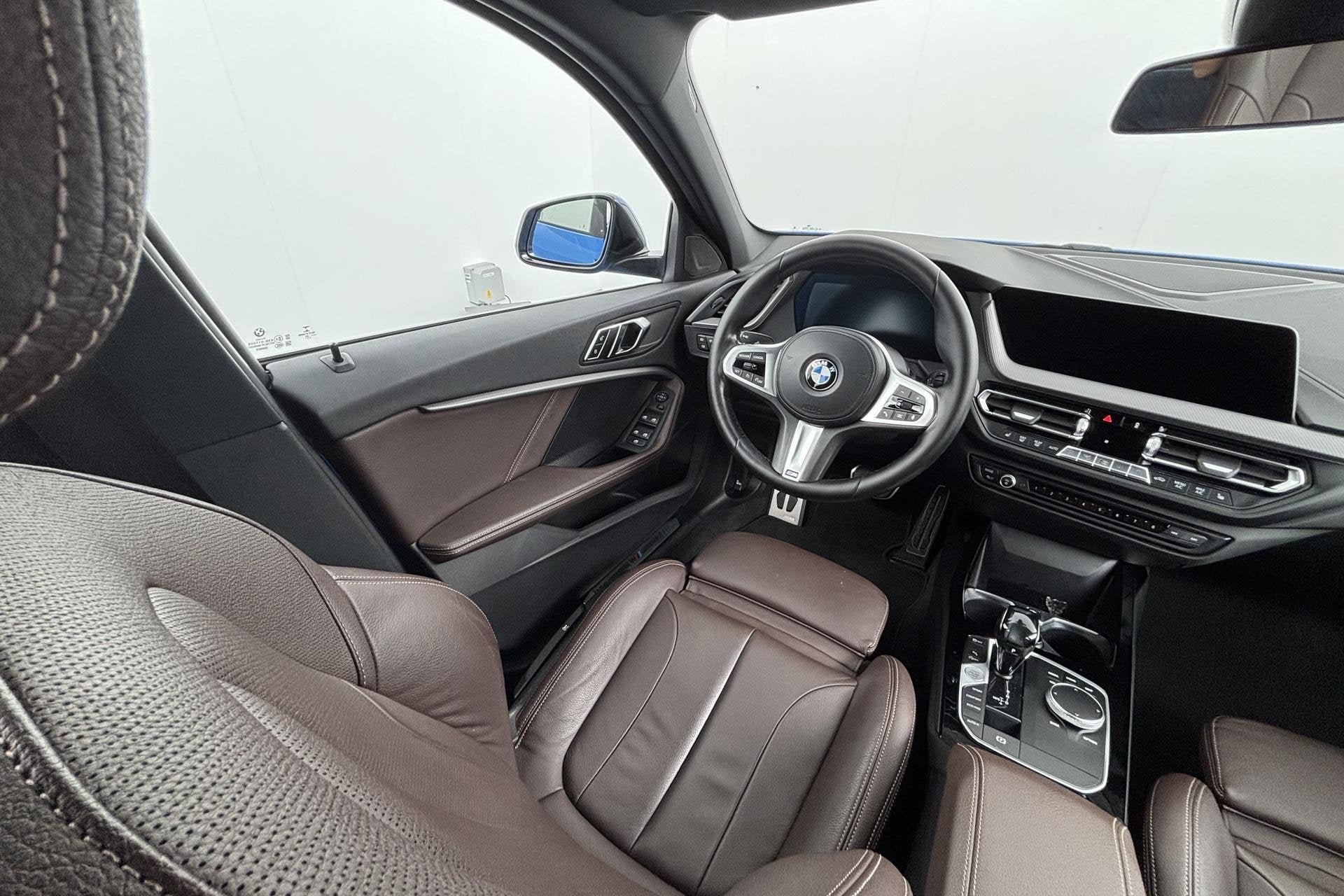 Foto 13 van BMW 1-serie 120i Business Edition Plus Sportief karakter met