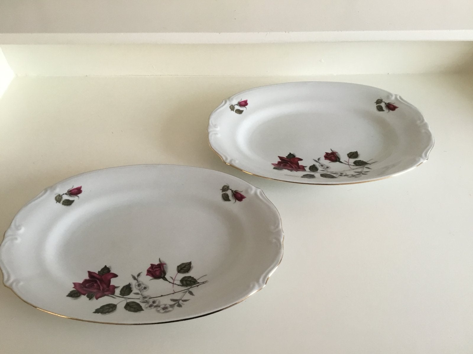 2x Ovale serveerschalen met rozenmotief - Chodziez, Antiek en Kunst, Ophalen