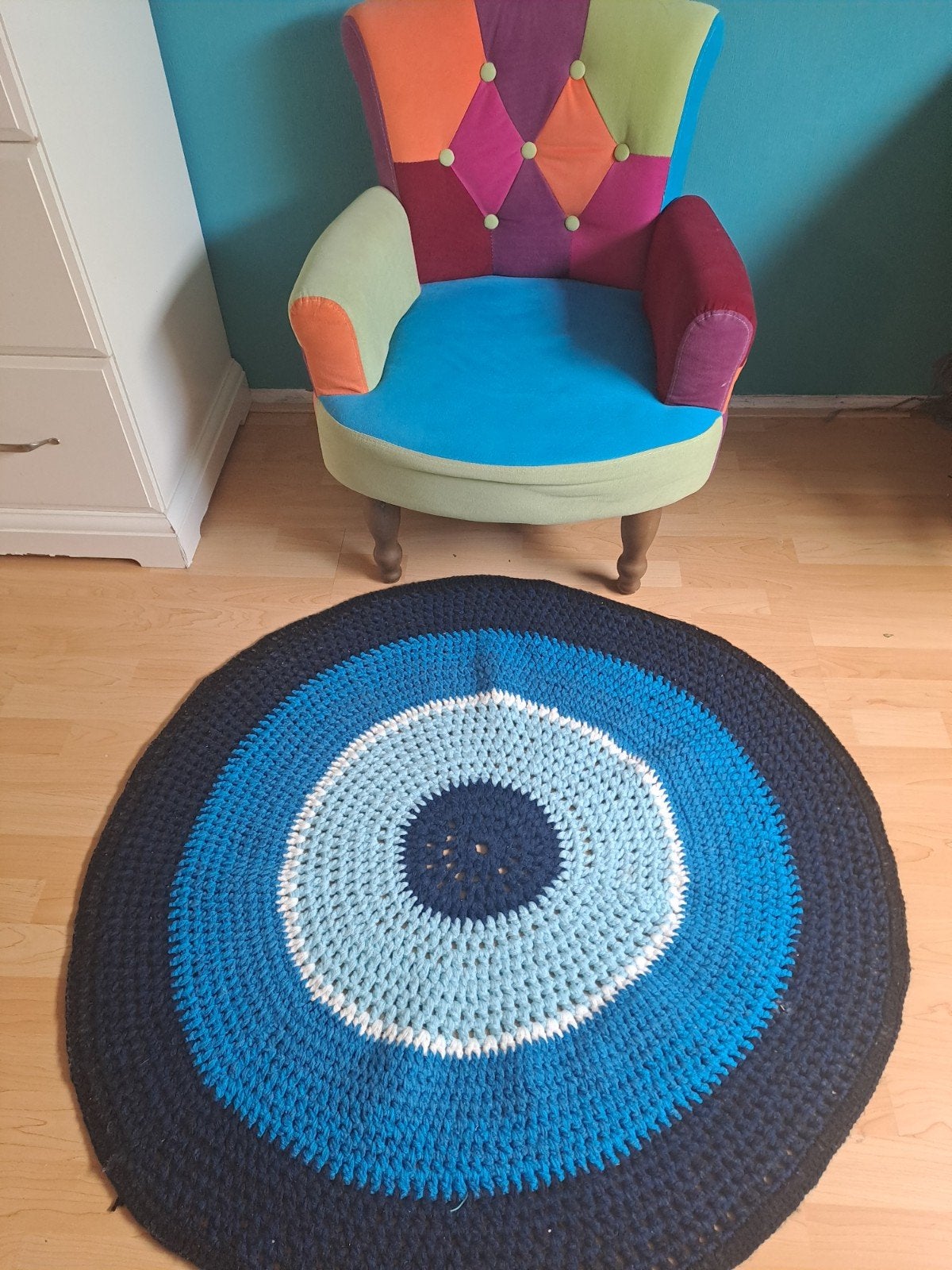 Kleurrijke kinderstoel met gehaakt vloerkleed, Ophalen of Verzenden, Gebruikt, Overige typen