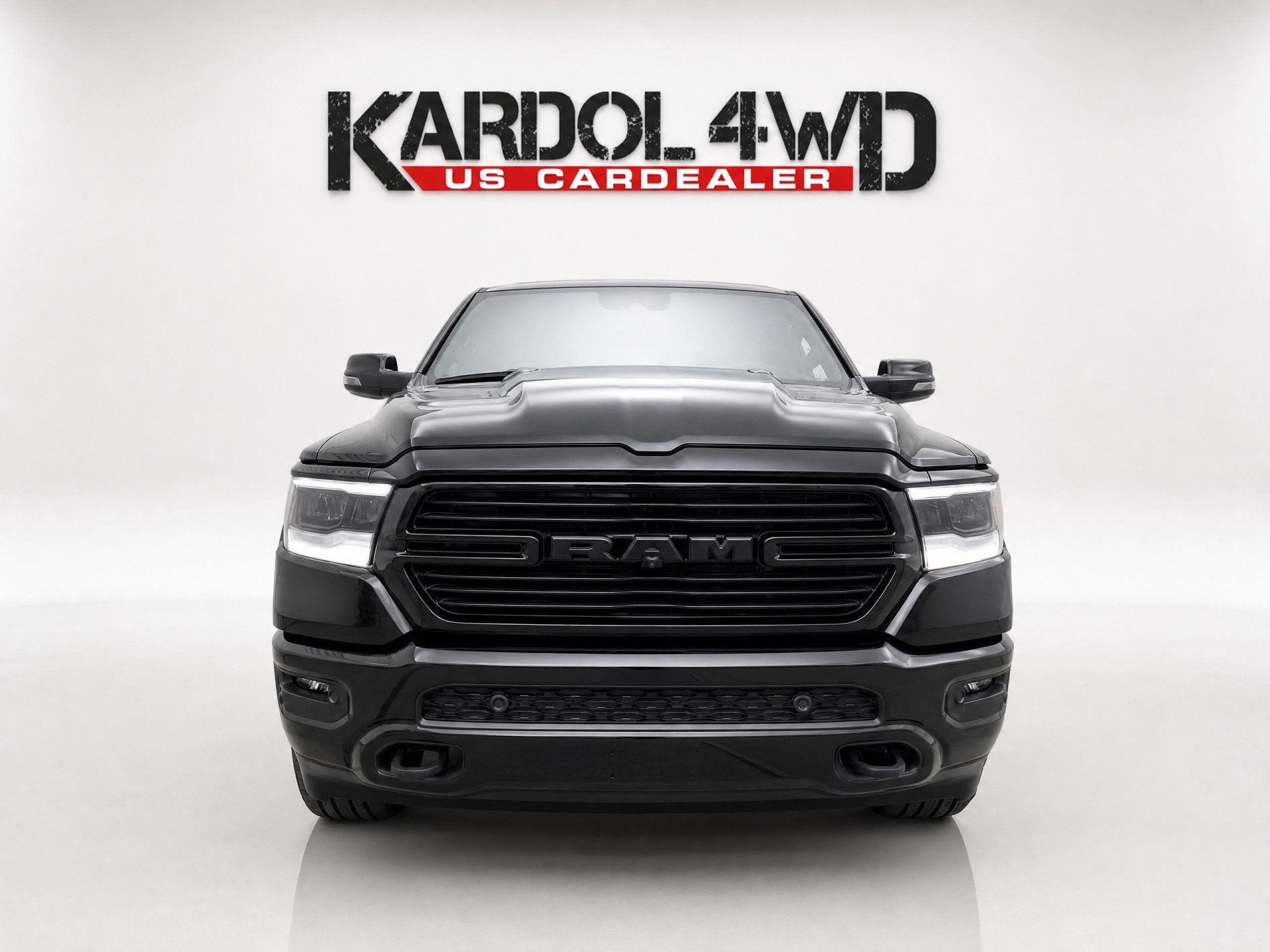 Dodge Ram 1500 Laramie Night Edition | BOMVOL!| Panoramadak, Auto's, Automaat, 3500 kg, Gebruikt, 5654 cc