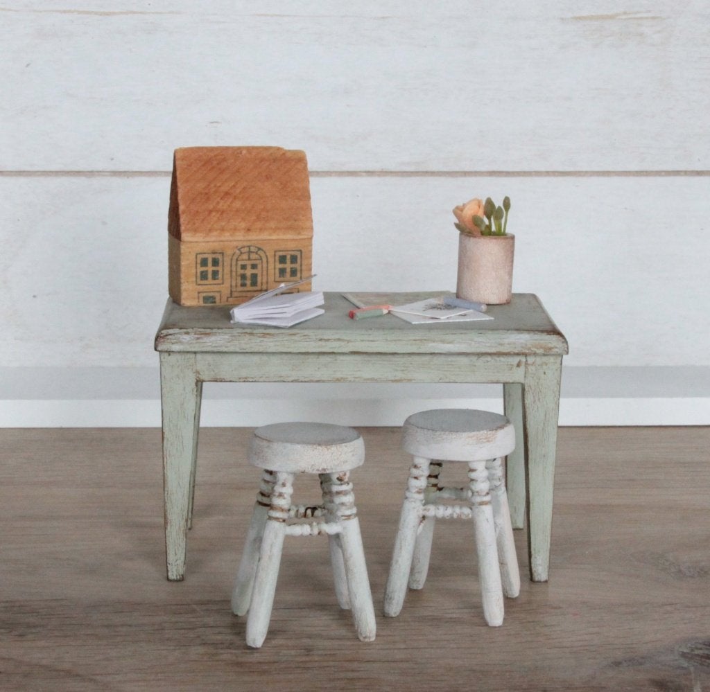 Mooie brocante tafel 1:12, Ophalen of Verzenden, Zo goed als nieuw, Poppenhuis