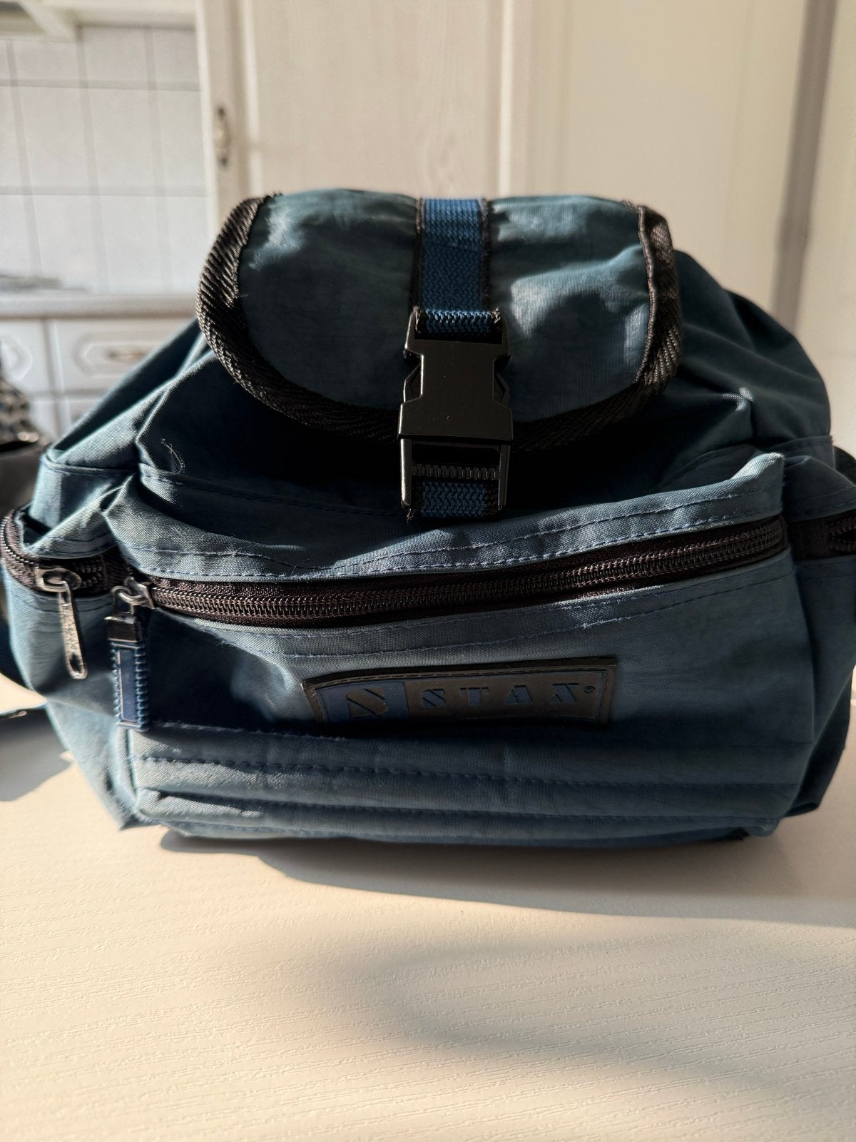 Stax rugzak - Blauw - Compact en praktisch, Sieraden, Tassen en Uiterlijk, Tassen | Rugtassen, Overige merken, Gebruikt, Minder dan 30 cm