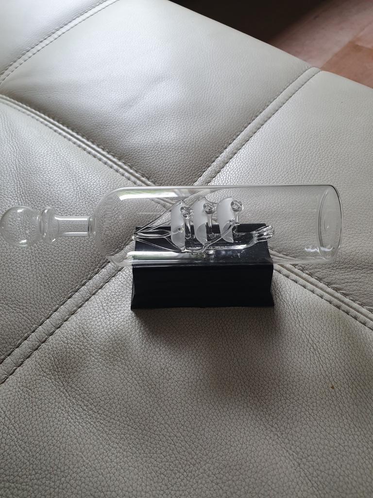 Glazen schip in glazen fles op standaard met verlichting, Ophalen