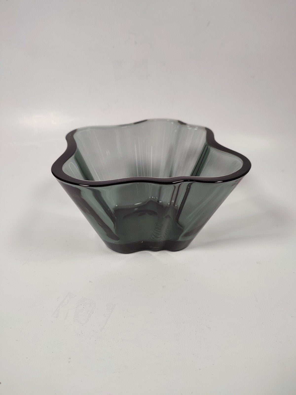 Iittala Aalto schaaltje Grijs Glas - Alvar Aalto Desi, Antiek en Kunst, Glas, Grijs, Gemerkt, Ophalen of Verzenden