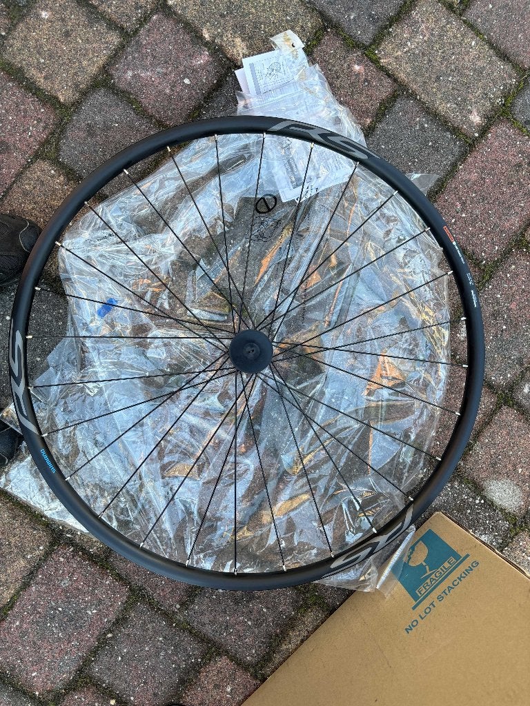 NIEUW Shimano WH-RS171 Disc CL Race wiel Zwart 12mm Steekas, Nieuw, Stadsfiets, Aluminium, Shimano