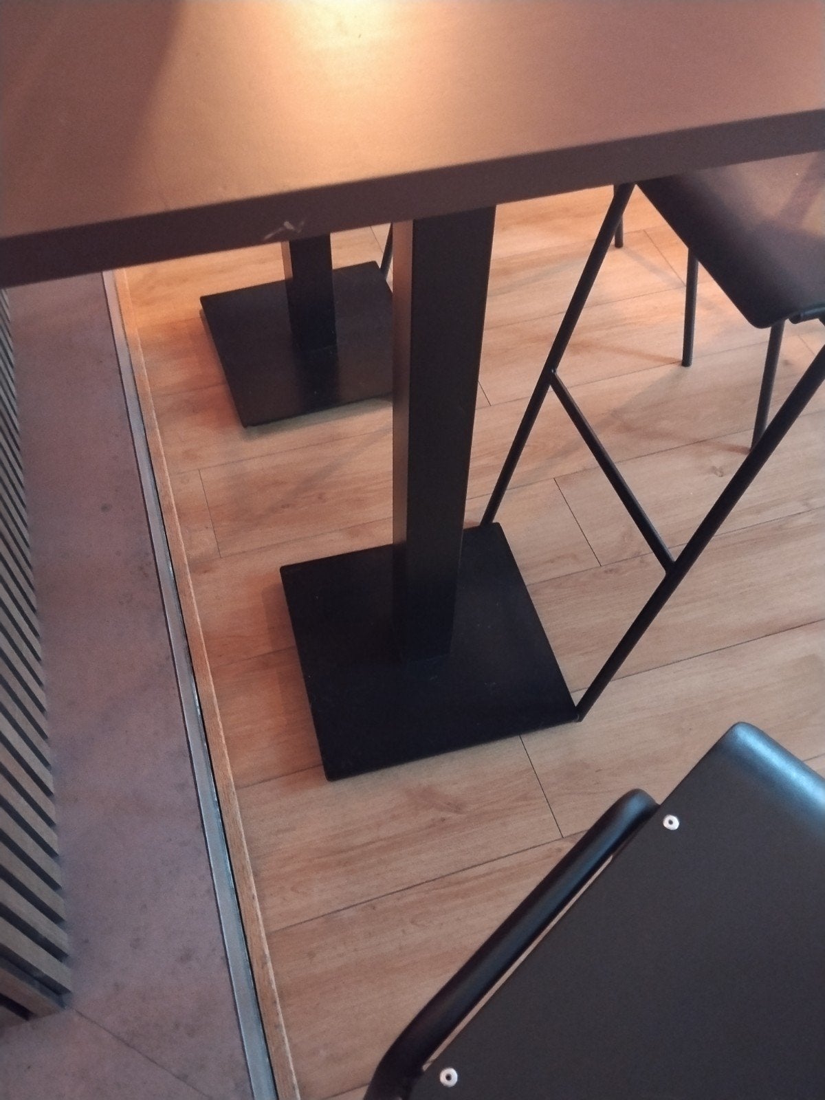 Hoge tafel met barkrukken - perfect voor horeca