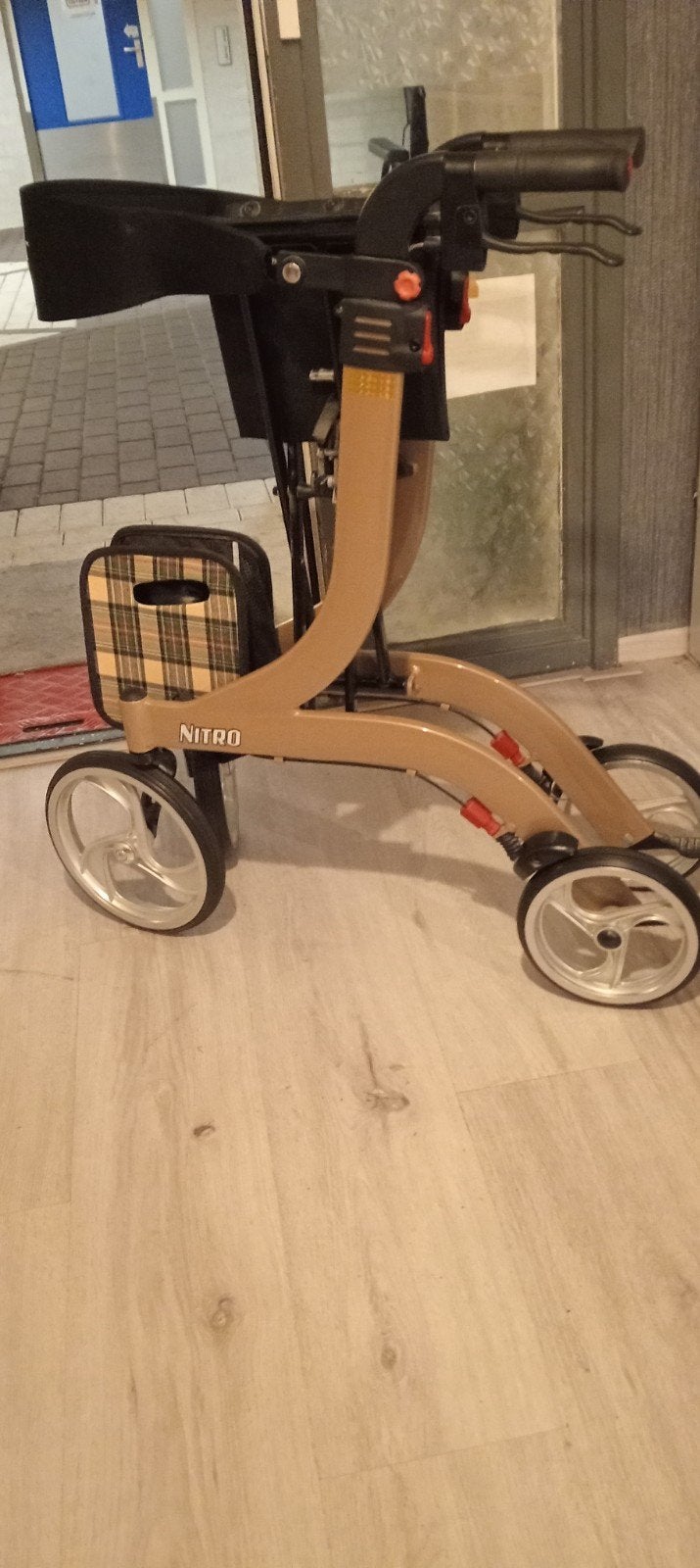 inklapbare nieuwe rollator.cream. de, Ophalen, Lichtgewicht, Zo goed als nieuw