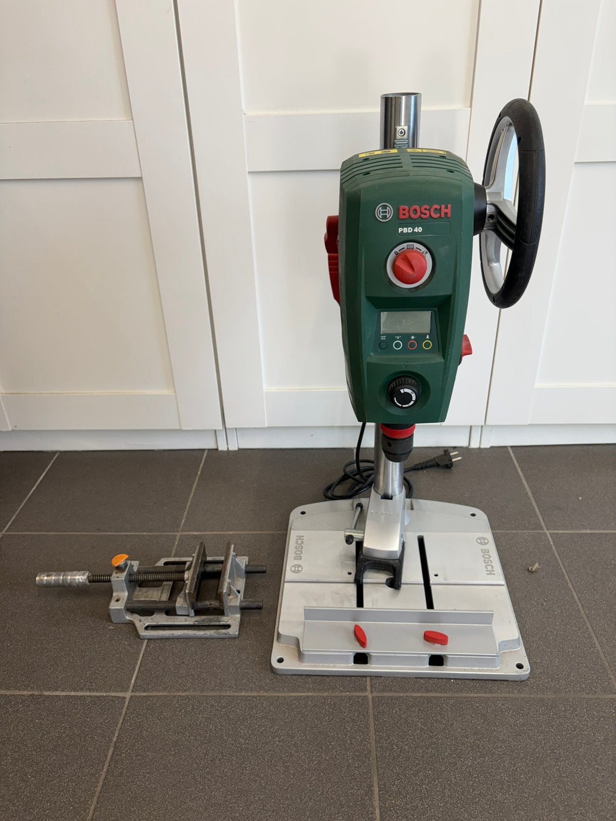 Bosch boorkolom PBD 40 incl. bankschroef, Ophalen, Zo goed als nieuw, Kolomboormachine