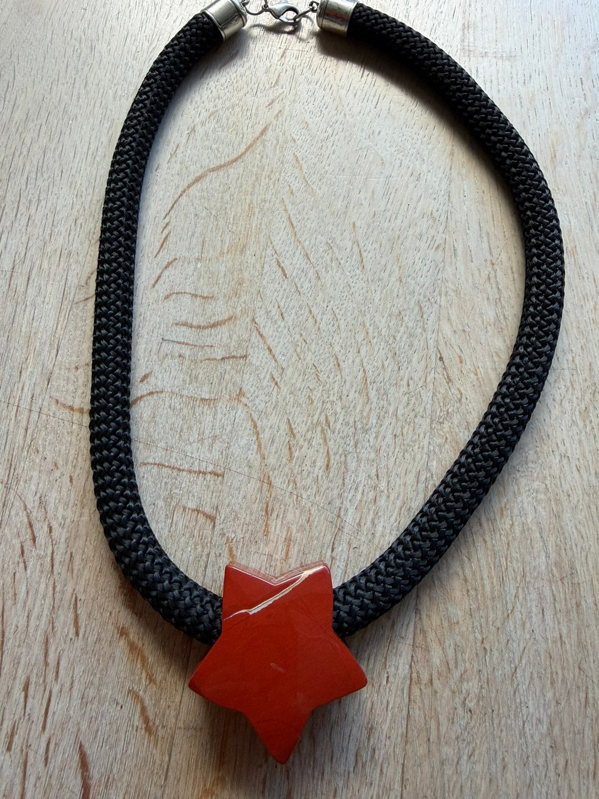 Moderne koord ketting met rode jaspis hanger, Sieraden, Tassen en Uiterlijk, Verzenden, Zo goed als nieuw, Rood, Overige materialen