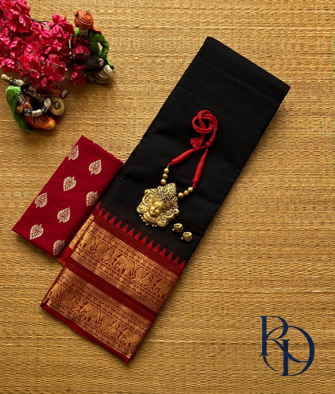 Zwarte Saree met Rode en Gouden Rand, Kleding | Dames, Gelegenheidskleding, Ophalen of Verzenden, Nieuw, Zwart, Overige typen