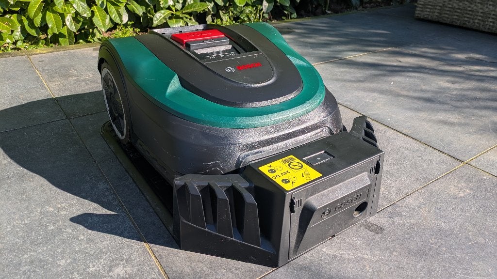 Bosch Indego M+ 700 Robotmaaier + Garage, Ophalen, Zo goed als nieuw, Minder dan 20 cm, Bosch