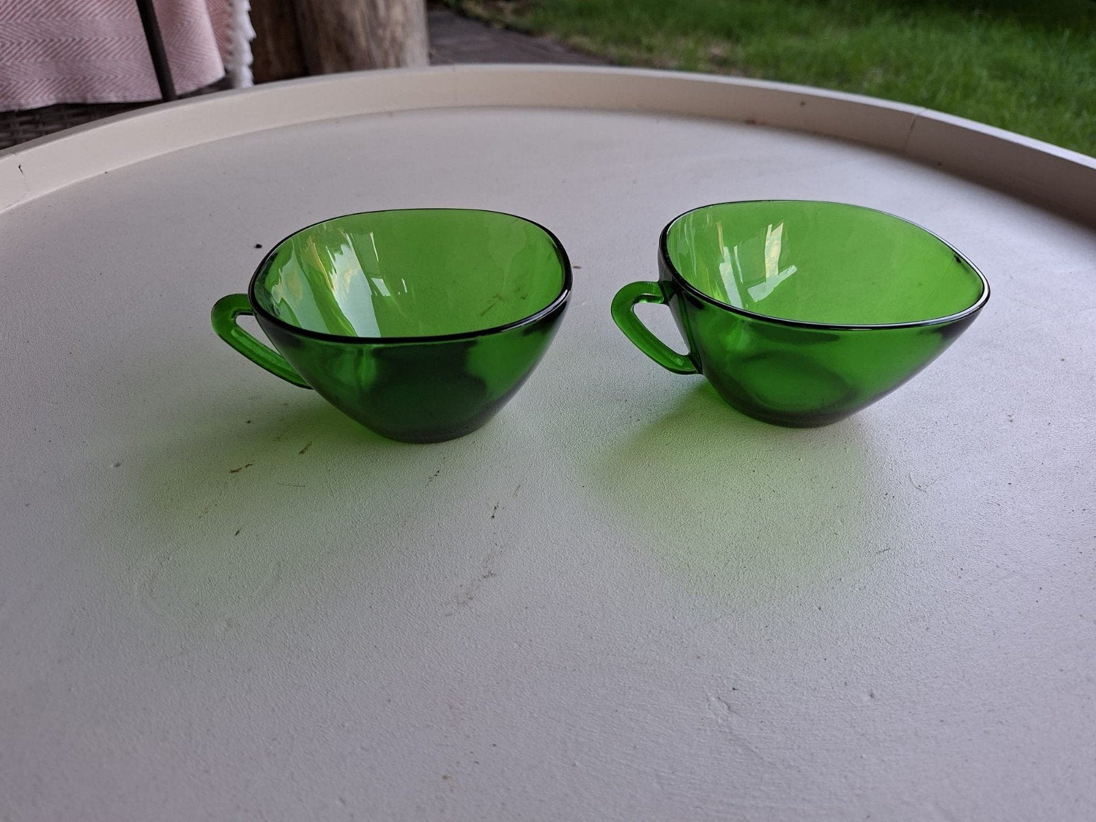 2 Franse vintage mokken van groen glas. Merk Vereco France., Ophalen of Verzenden