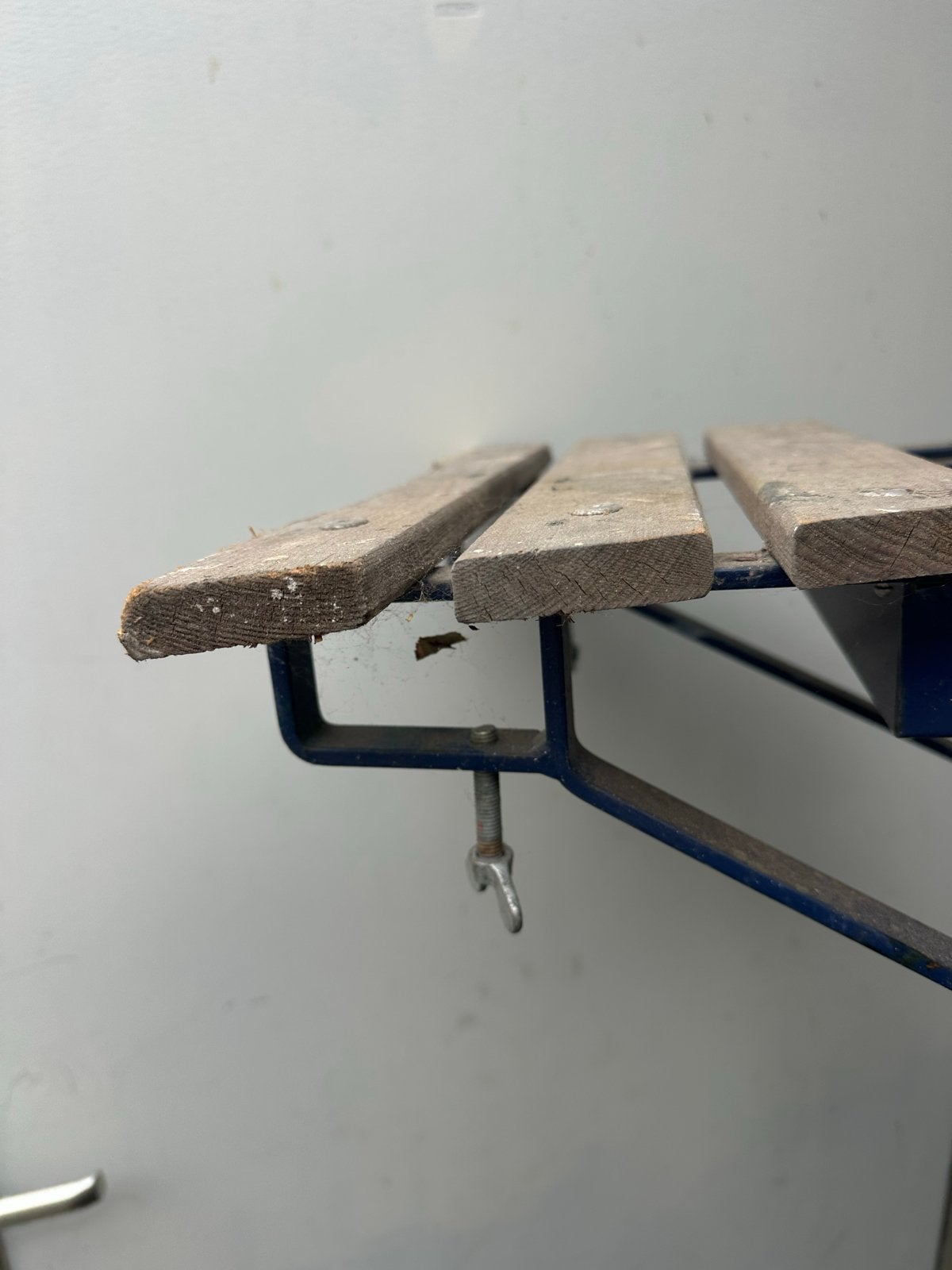 Ladderafhouder  met hardhouten balk voor raam/kozijn, Doe-het-zelf en Verbouw, Ladders en Trappen, Ophalen, Gebruikt, Ladder, Minder dan 2 meter