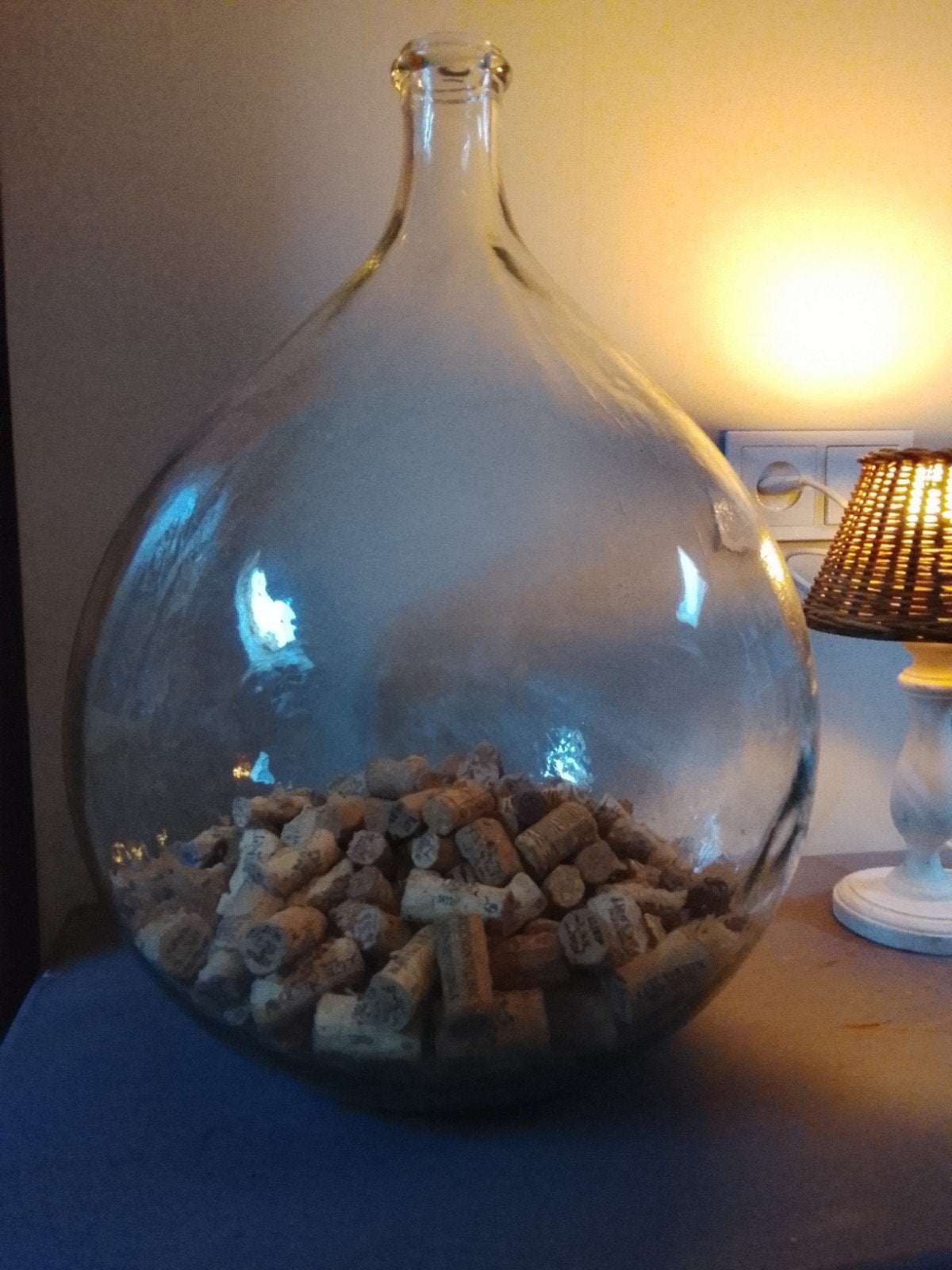 Grote glazen fles/vaas met kurken, Huis en Inrichting, Woonaccessoires | Vazen, Ophalen, Gebruikt, Transparant, Inclusief decoratie