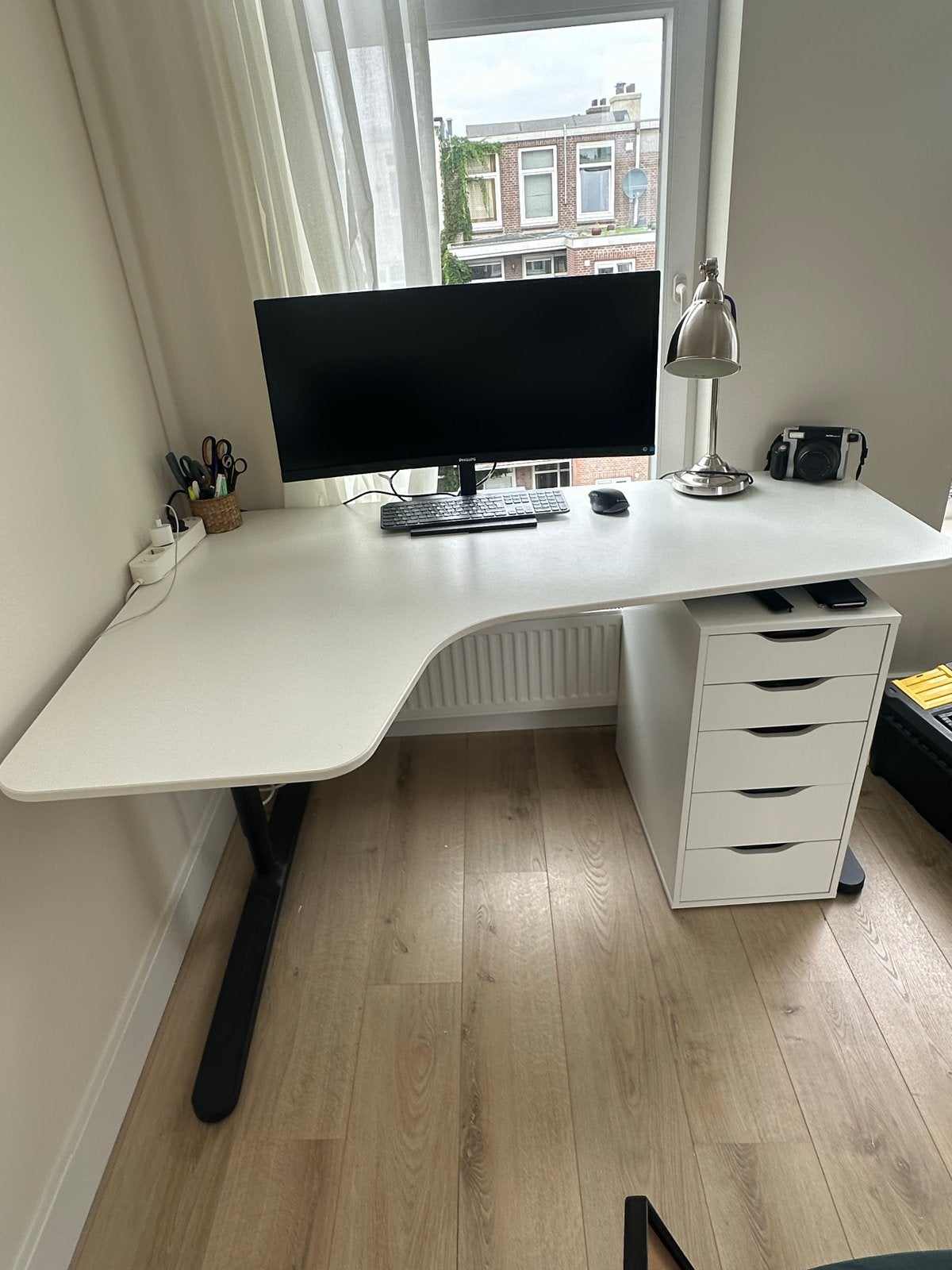 Wit Ikea hoekbureau in hoogte verstelbaar, Huis en Inrichting, Bureaus, Ophalen, Gebruikt, Spaanplaat of MDF, Hoekbureau