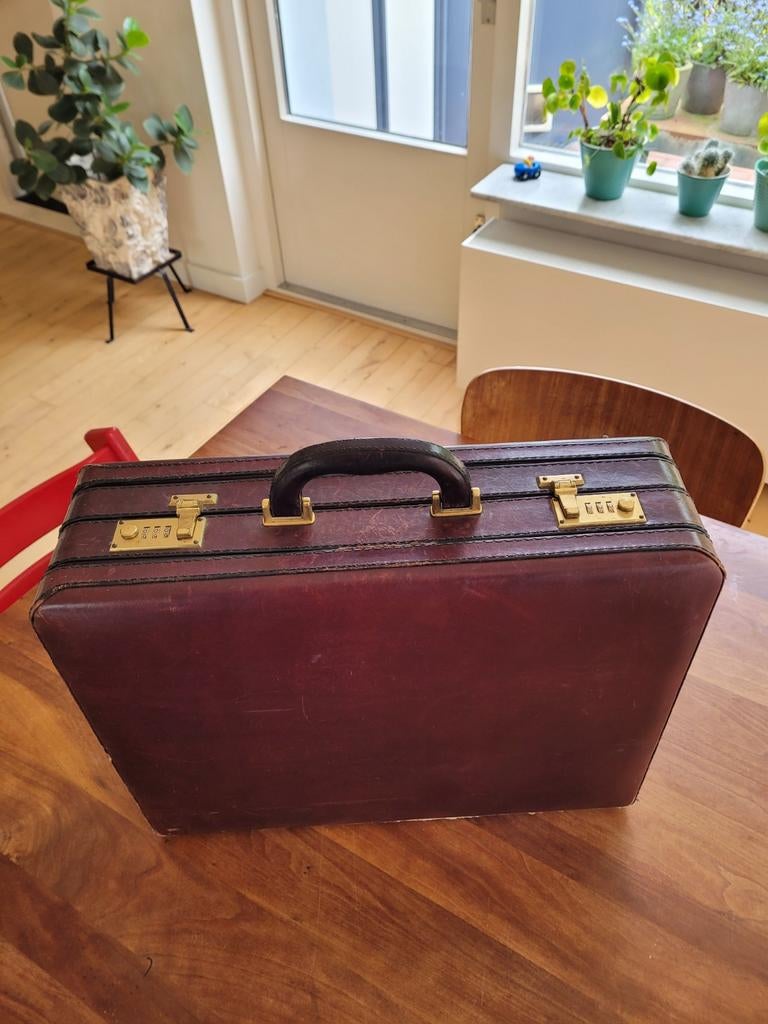 Lederen Attachekoffer Bruin, Sieraden, Tassen en Uiterlijk, Koffers, Gebruikt, Leer, Minder dan 50 cm, 35 tot 45 cm, Slot, Ophalen of Verzenden