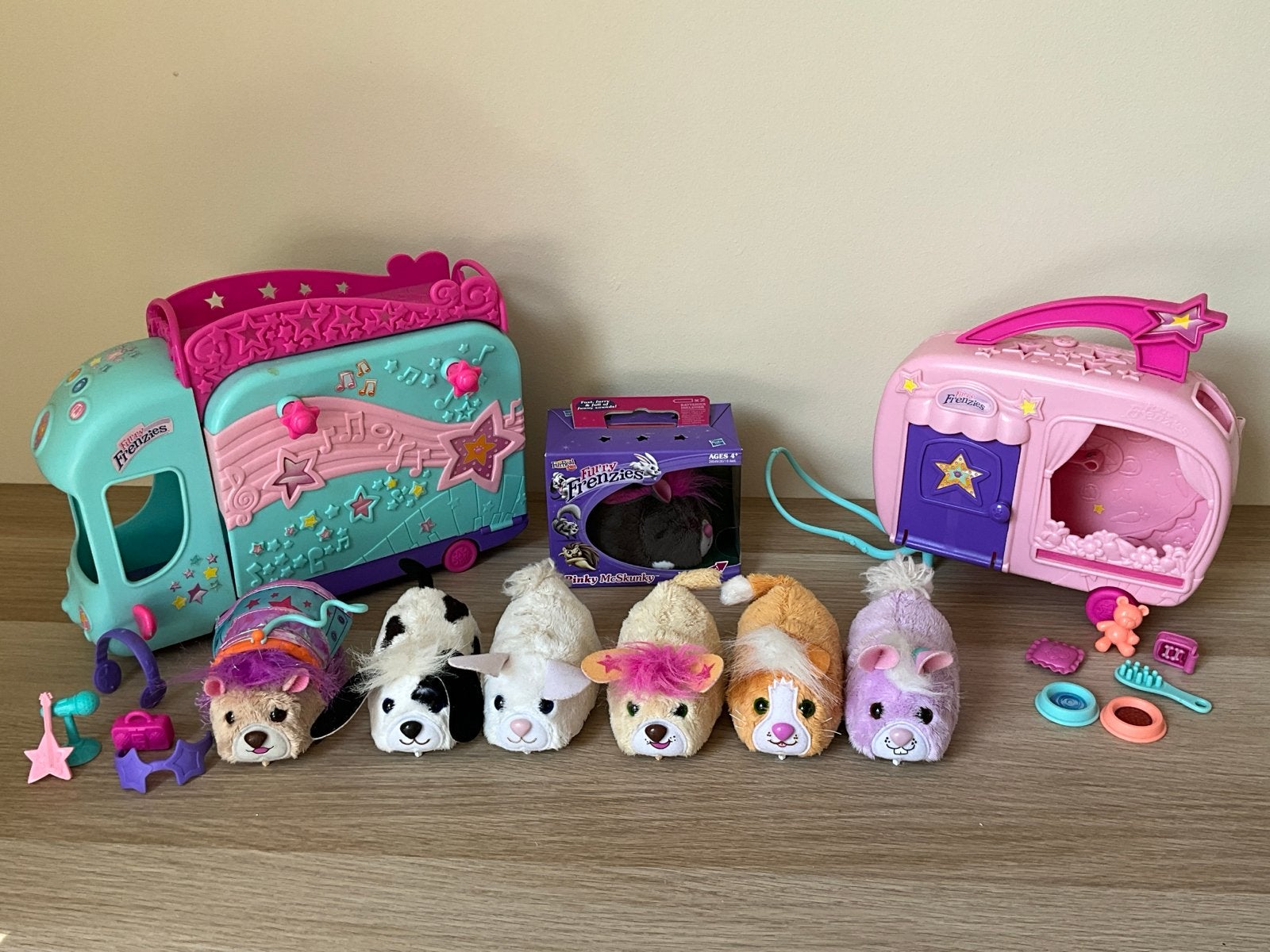 Furry Frenzies speelset: 8 diertjes, bus, caravan & extra's, Ophalen, Gebruikt, Jongen of Meisje