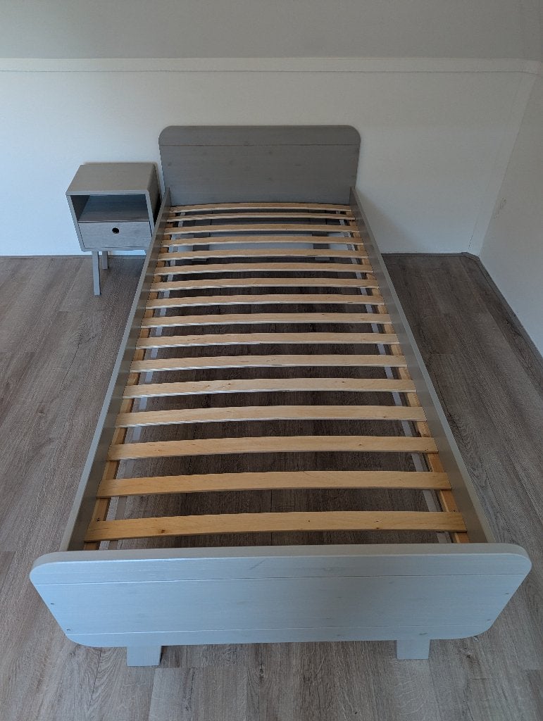 Eenpersoonsbed met lattenbodem en nachtkastje 90x200 cm, Ophalen, Gebruikt, 90 cm, Eenpersoons