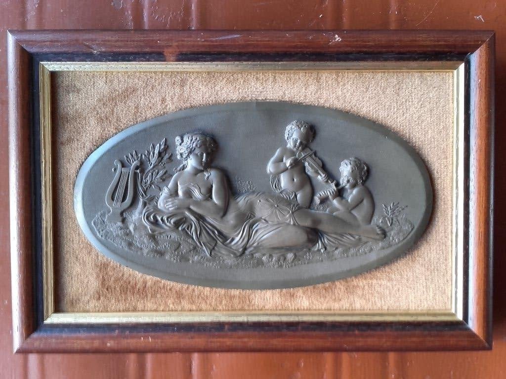 Oude vintage Engelse plaquette met vrouw en putti's 33,5 cm.