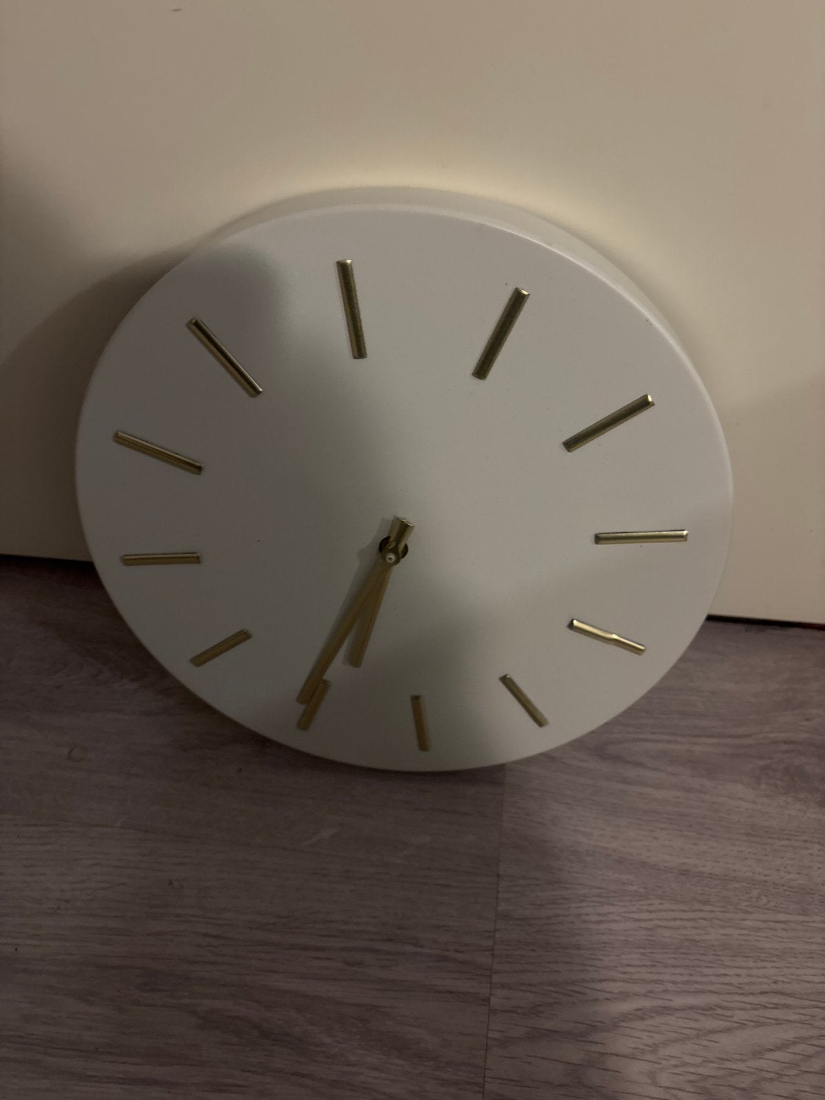 Moderne witte wandklok met gouden accenten, Wandklok, Wit, Analoog, Ophalen of Verzenden