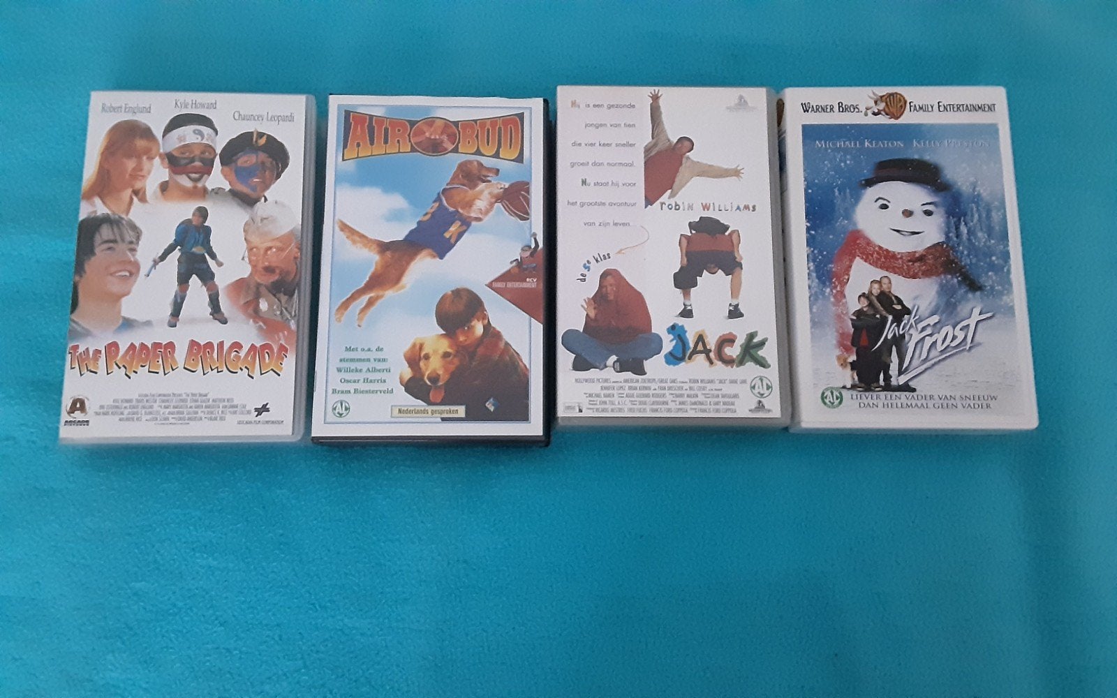 VHS-banden: Air Bud, Jack Frost, The Paper Brigade, Jack, Nederlands ondertiteld, Gebruikt, Alle leeftijden, Kinderfilm